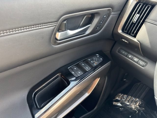 2025 Nissan Pathfinder Platinum 4WD