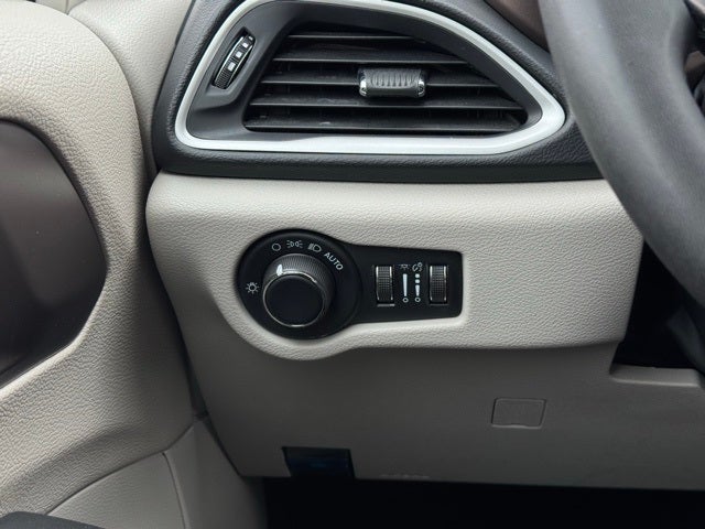 2023 Chrysler Voyager LX