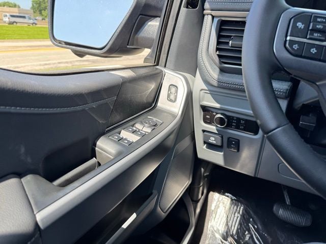 2025 Ford F-150 Lightning Flash w/ Extended Range Battery + Mobile Cord