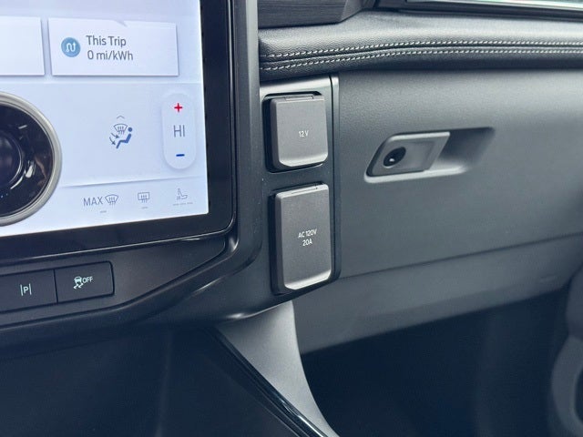 2025 Ford F-150 Lightning Flash w/9.6KW Pro Power Onboard + Max Tow