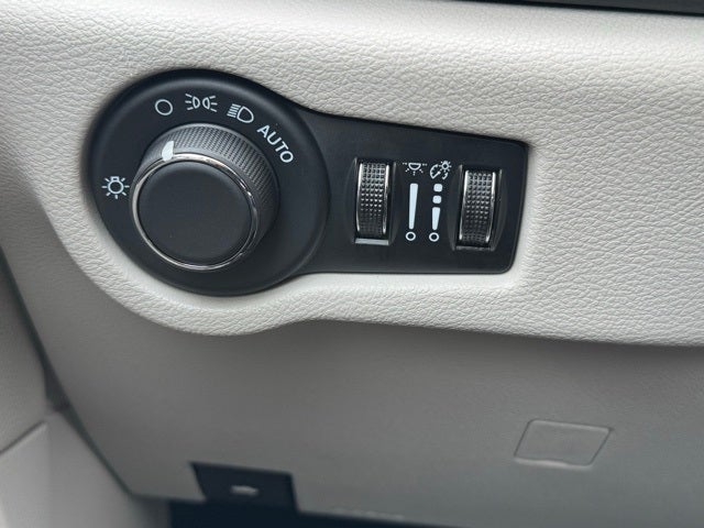 2024 Chrysler Voyager LX FWD