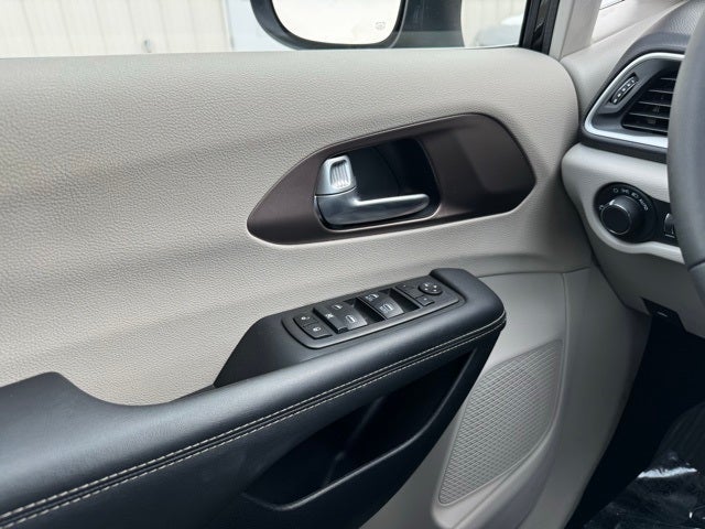 2024 Chrysler Voyager LX FWD