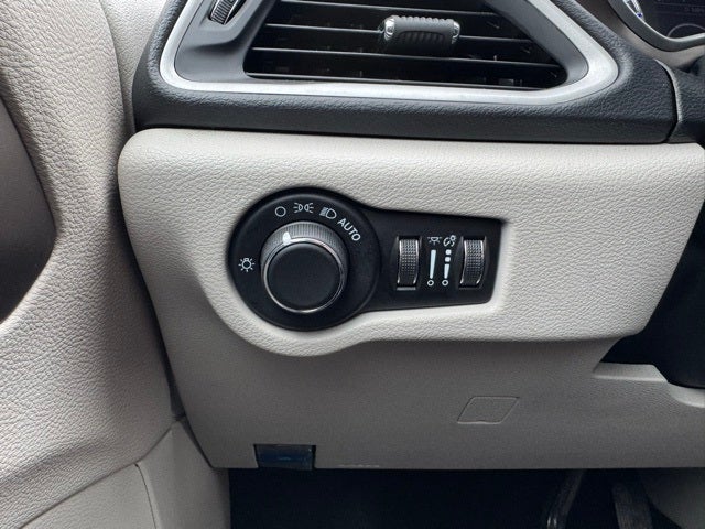 2023 Chrysler Voyager LX FWD