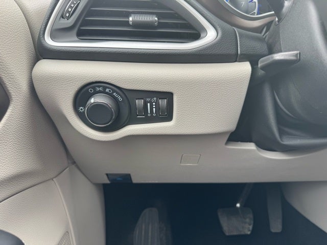 2023 Chrysler Voyager LX FWD