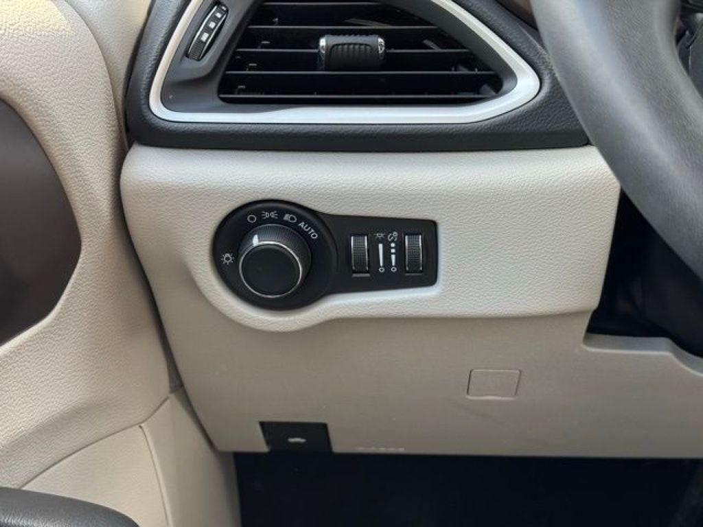 2023 Chrysler Voyager LX FWD