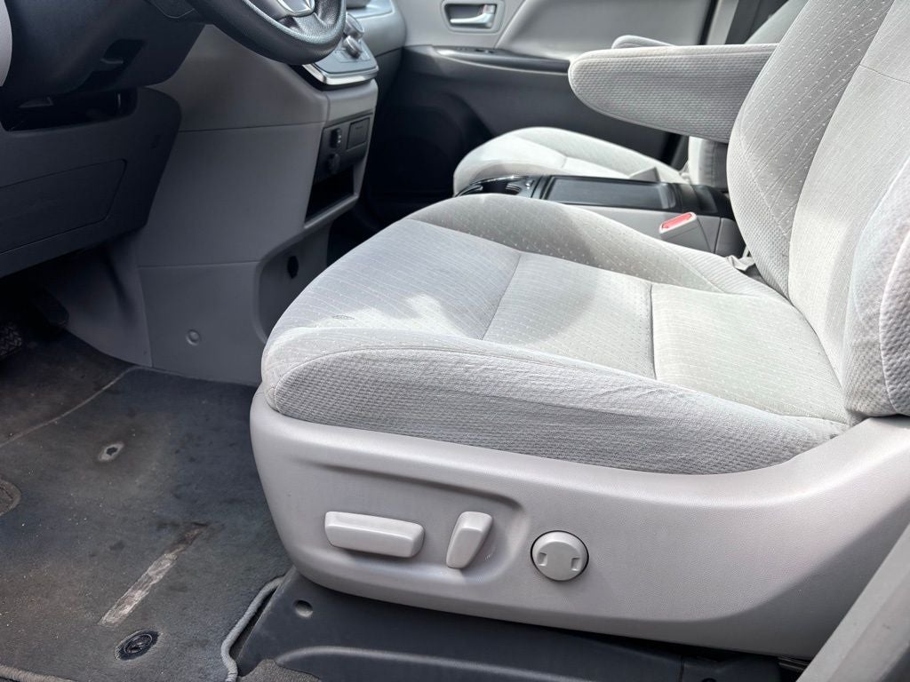 2019 Toyota Sienna LE 7 Passenger