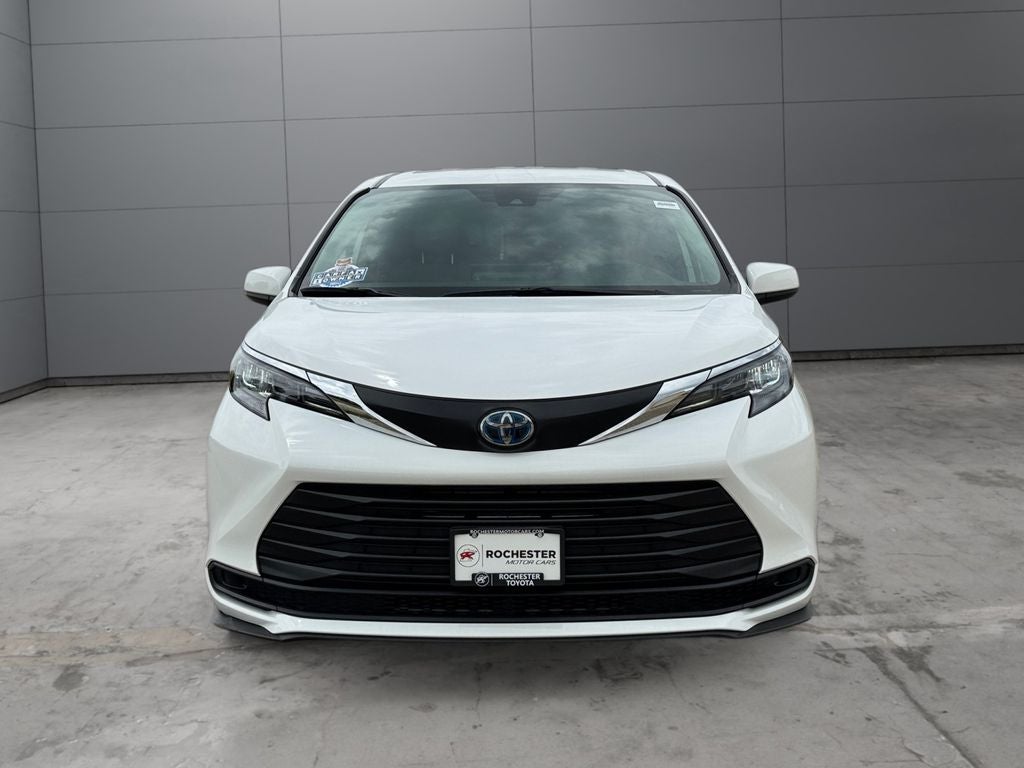 2025 Toyota Sienna LE 8 Passenger