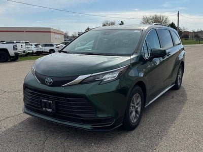 2022 Toyota Sienna LE 8 Passenger