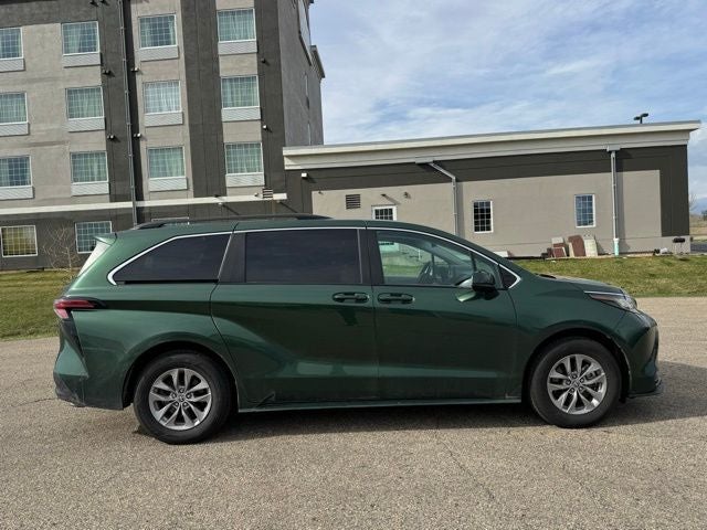 2022 Toyota Sienna LE 8 Passenger
