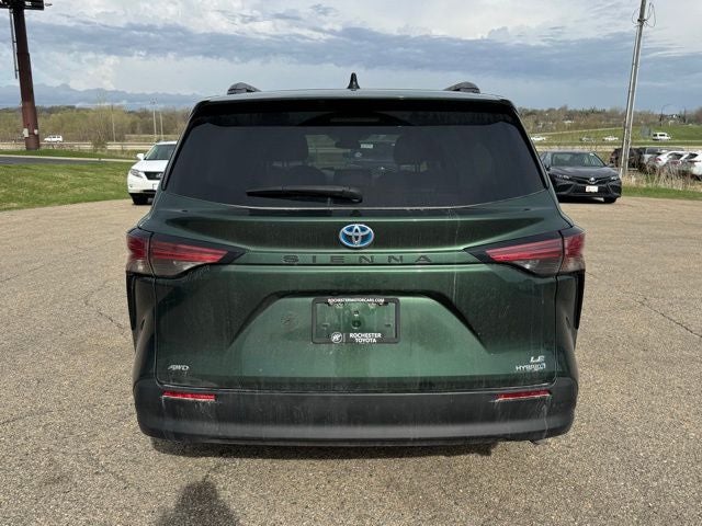 2022 Toyota Sienna LE 8 Passenger