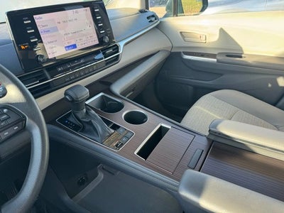 2022 Toyota Sienna LE 8 Passenger