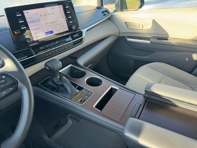 2022 Toyota Sienna LE 8 Passenger