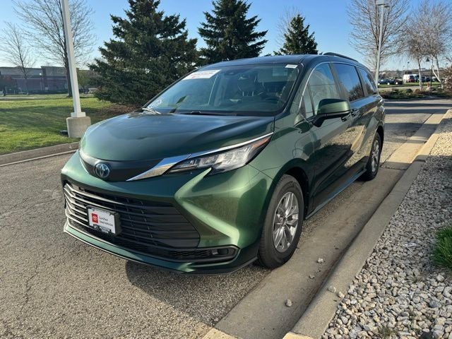 2022 Toyota Sienna LE 8 Passenger
