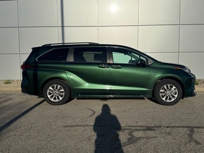 2022 Toyota Sienna LE 8 Passenger