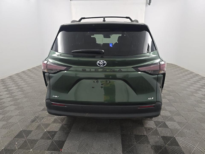 2025 Toyota Sienna XLE 8 Passenger
