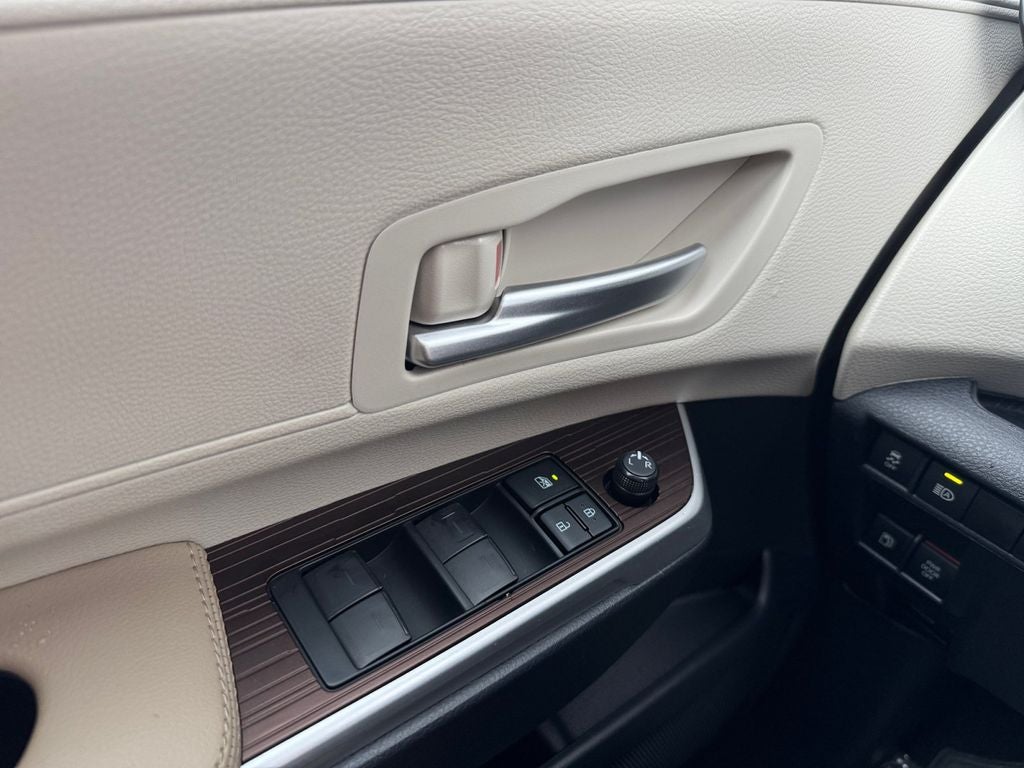 2022 Toyota Sienna XLE 8 Passenger