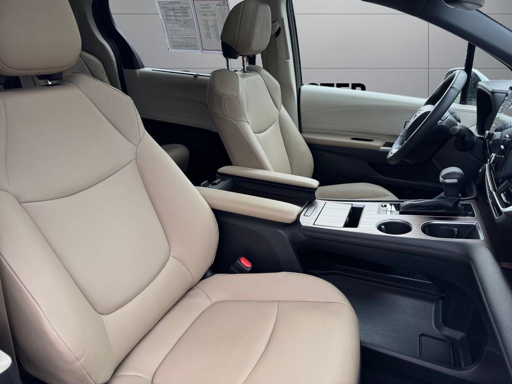 2022 Toyota Sienna XLE 8 Passenger