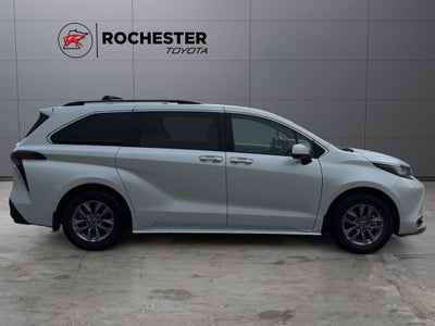 2022 Toyota Sienna XLE 8 Passenger