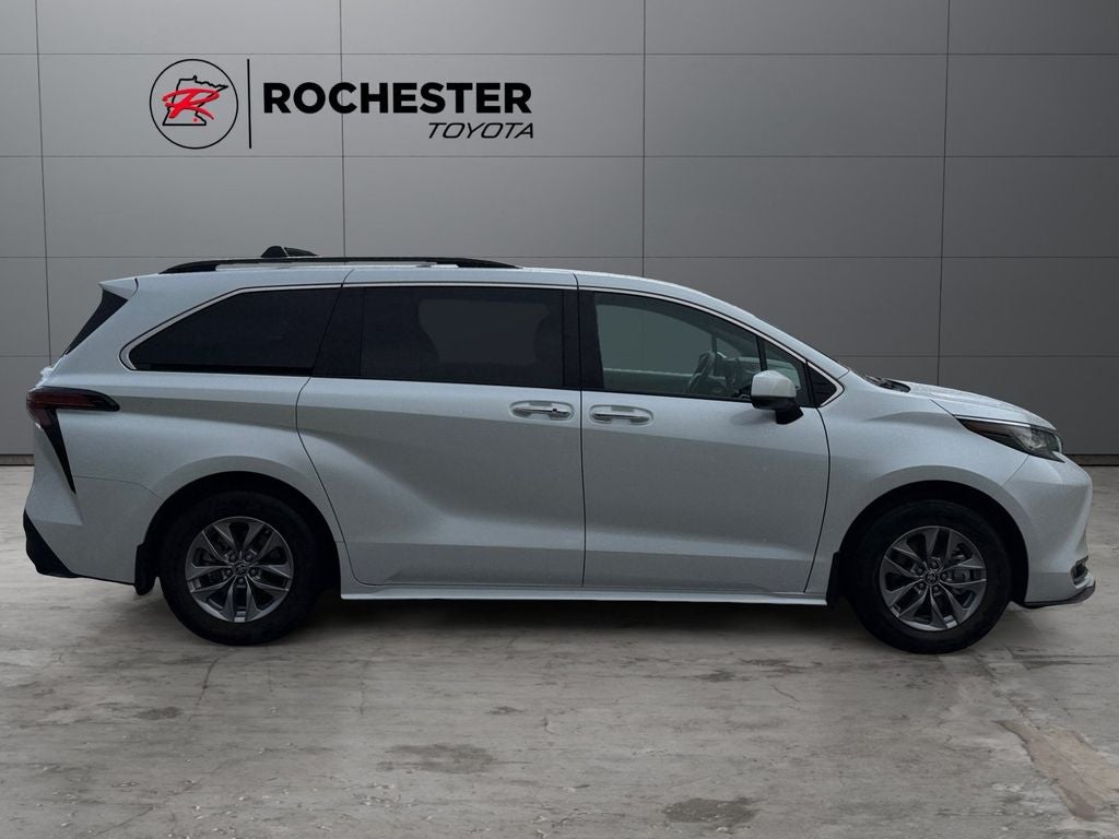 2022 Toyota Sienna XLE 8 Passenger