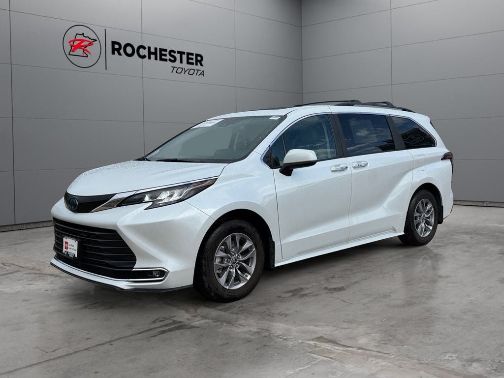 2022 Toyota Sienna XLE 8 Passenger