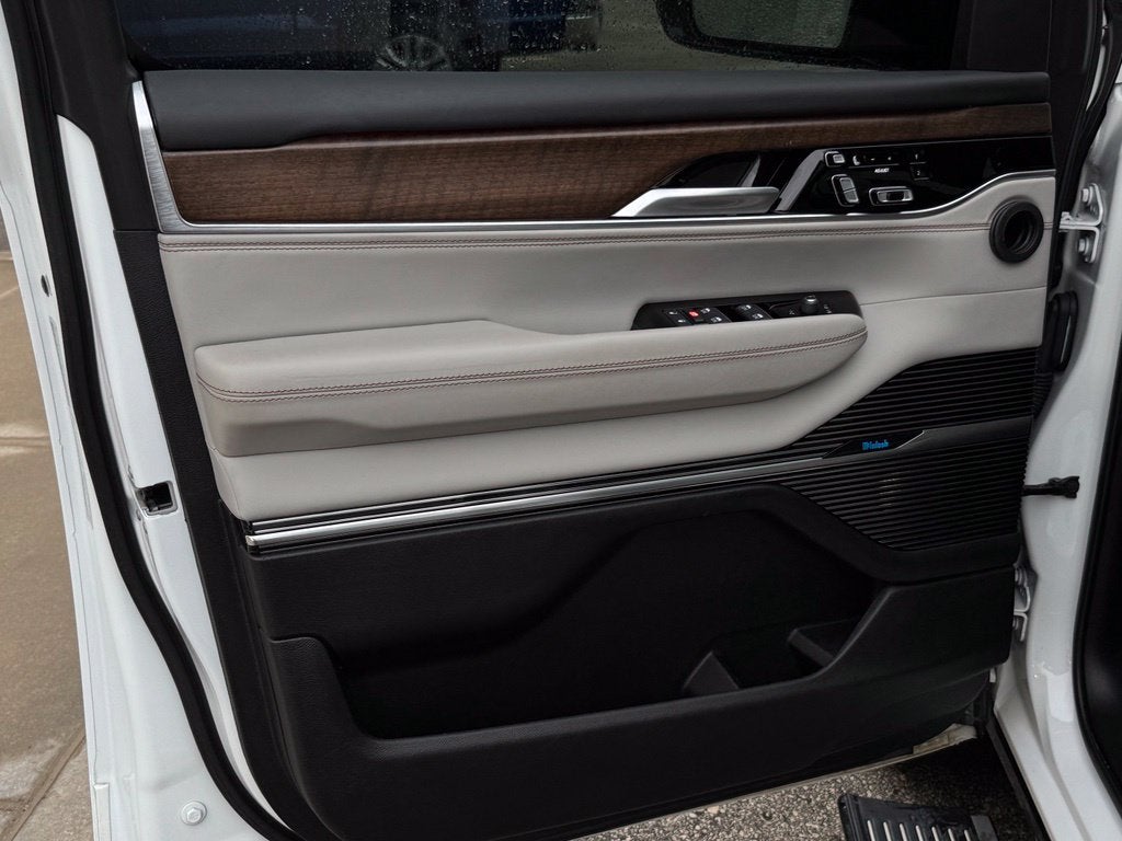 2023 Jeep Grand Wagoneer Base