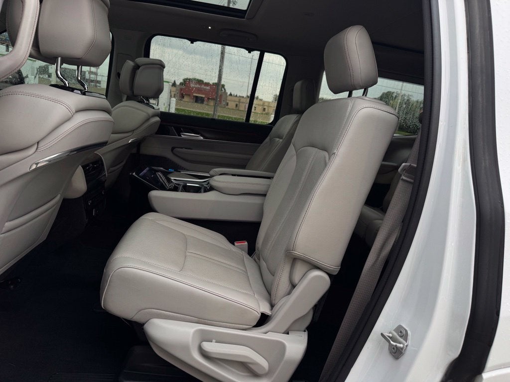 2023 Jeep Grand Wagoneer Base