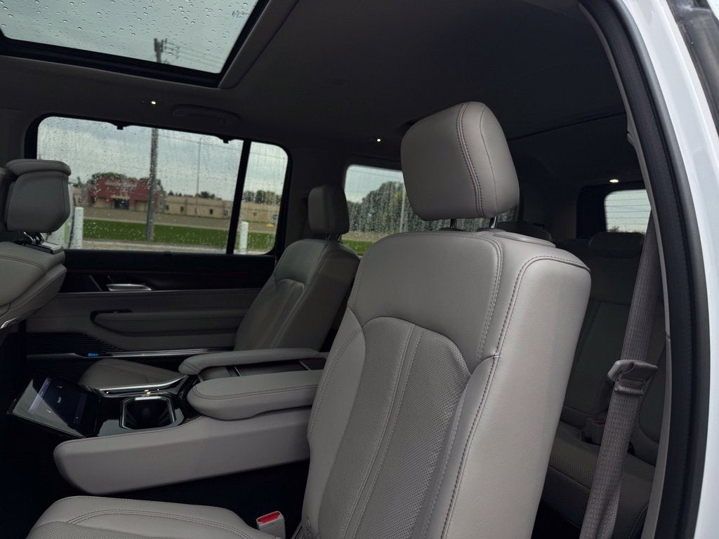 2023 Jeep Grand Wagoneer Base