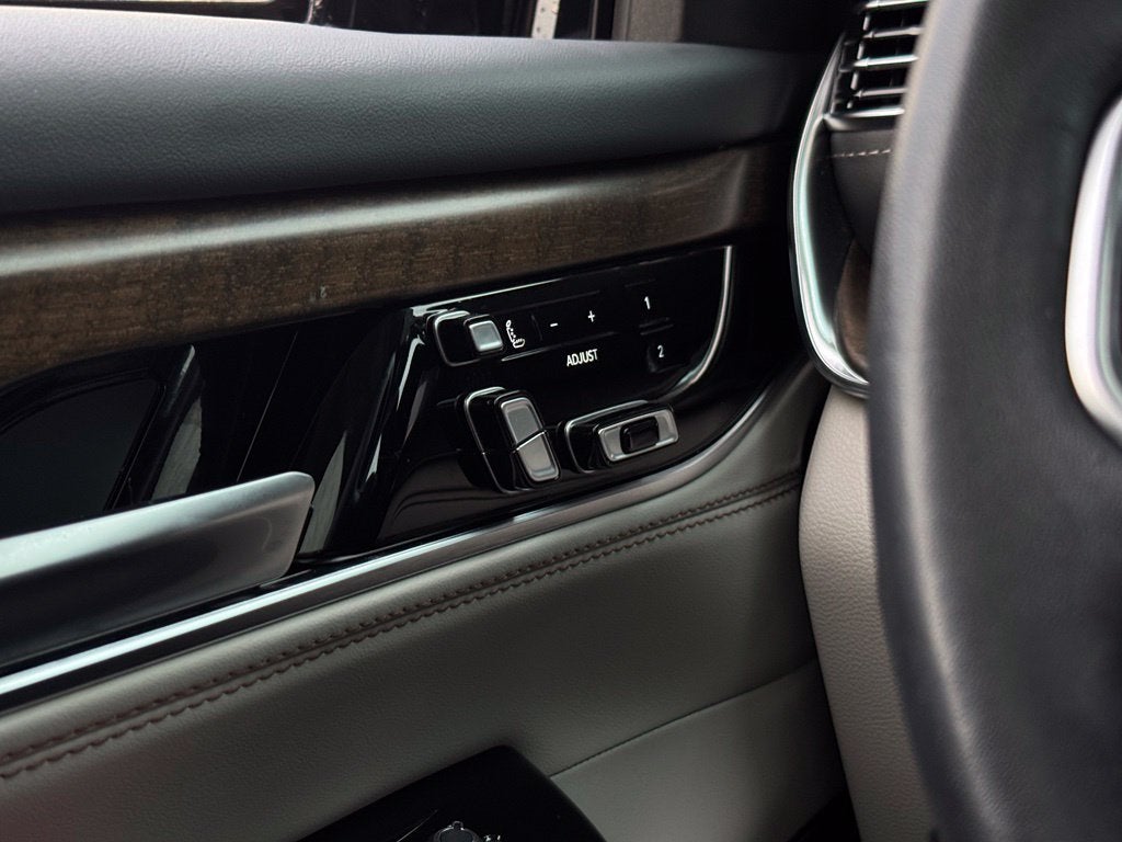 2023 Jeep Grand Wagoneer Base