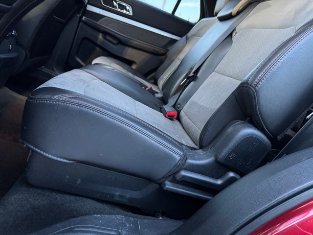 2017 Ford Explorer XLT w/ Twin Panel Moonroof + Tow Package