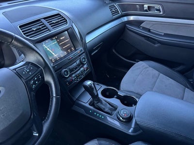 2017 Ford Explorer XLT w/ Twin Panel Moonroof + Tow Package