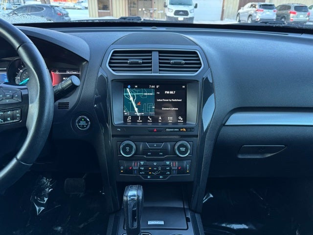 2017 Ford Explorer XLT w/ Twin Panel Moonroof + Tow Package