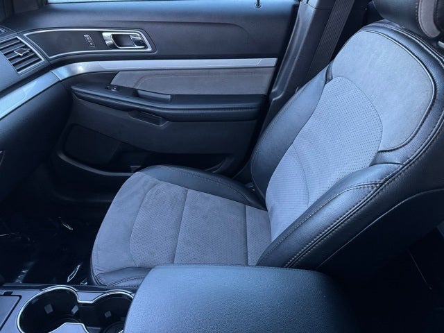 2017 Ford Explorer XLT w/ Twin Panel Moonroof + Tow Package