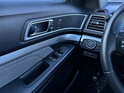 2017 Ford Explorer XLT w/ Twin Panel Moonroof + Tow Package