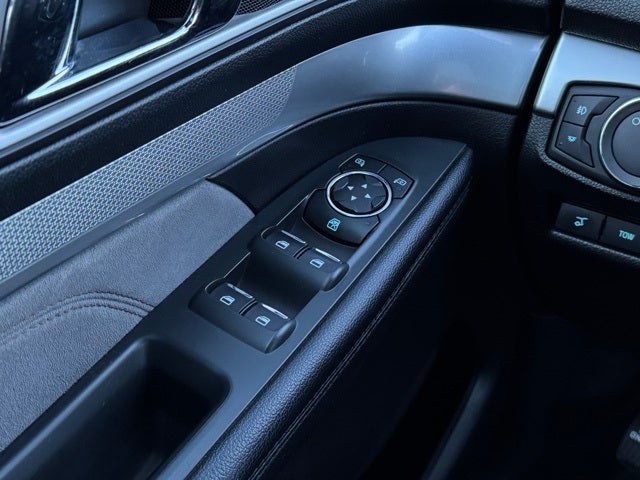 2017 Ford Explorer XLT w/ Twin Panel Moonroof + Tow Package