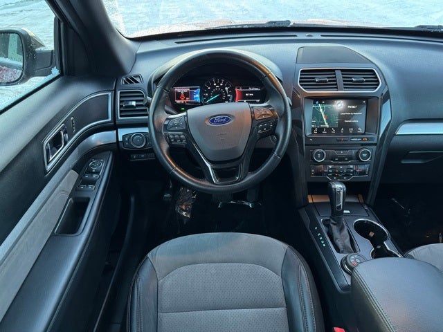 2017 Ford Explorer XLT w/ Twin Panel Moonroof + Tow Package