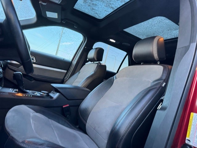 2017 Ford Explorer XLT w/ Twin Panel Moonroof + Tow Package