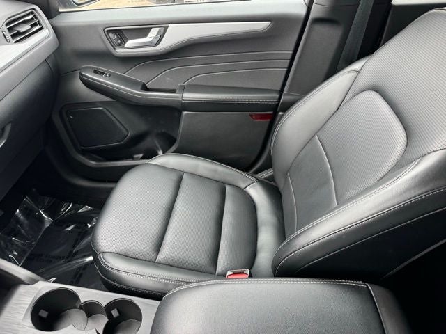 2025 Ford Escape Platinum w/ Heated Steering Wheel + Adaptive Cruise