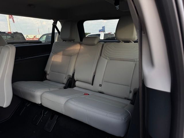 2027 Ford Expedition Max Platinum w/Ultimate Pkg + Drivers Pkg