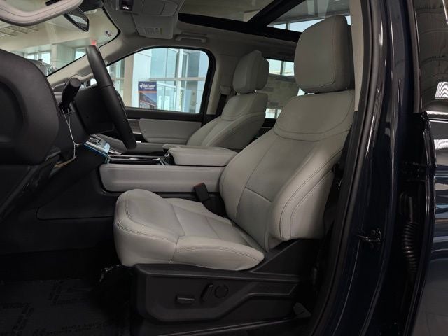 2027 Ford Expedition Platinum w/30th Anniversary Pkg