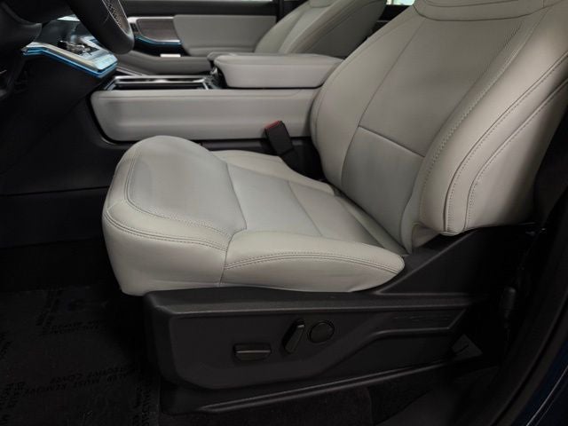2027 Ford Expedition Platinum w/30th Anniversary Pkg
