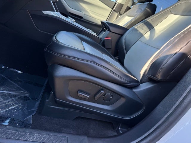 2023 Ford Explorer XLT w/ Twin Panel Moonroof + Trailer Tow Package