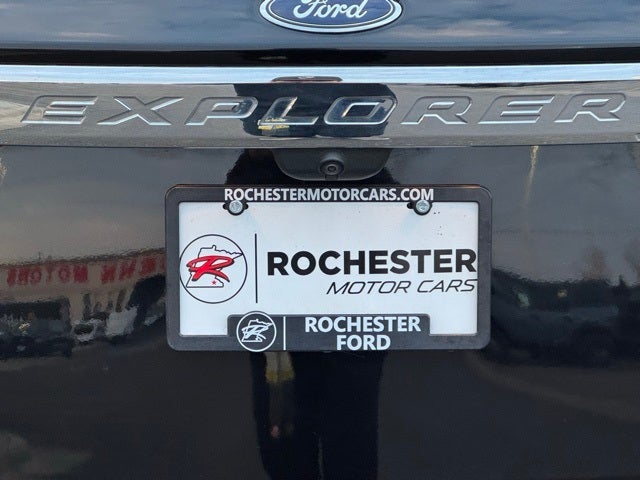 2023 Ford Explorer XLT w/ Twin Panel Moonroof + Trailer Tow Package