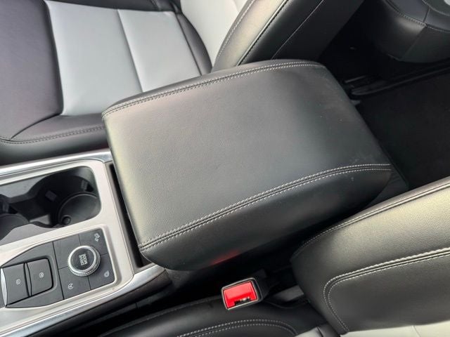 2023 Ford Explorer XLT w/ Twin Panel Moonroof + Tow Package