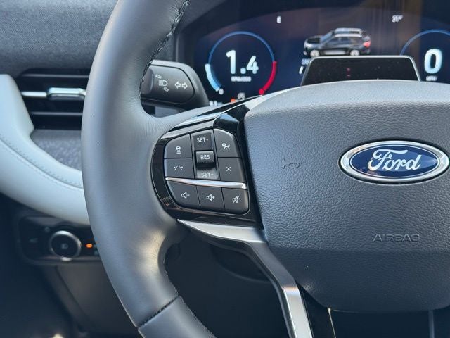 2026 Ford Explorer Platinum w/Glass Roof + Massaging Seats