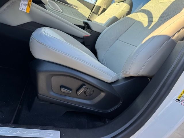 2026 Ford Explorer Platinum w/Glass Roof + Massaging Seats