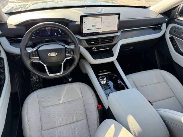 2025 Ford Explorer Platinum w/ Twin Panel Moonroof + Massaging Seats