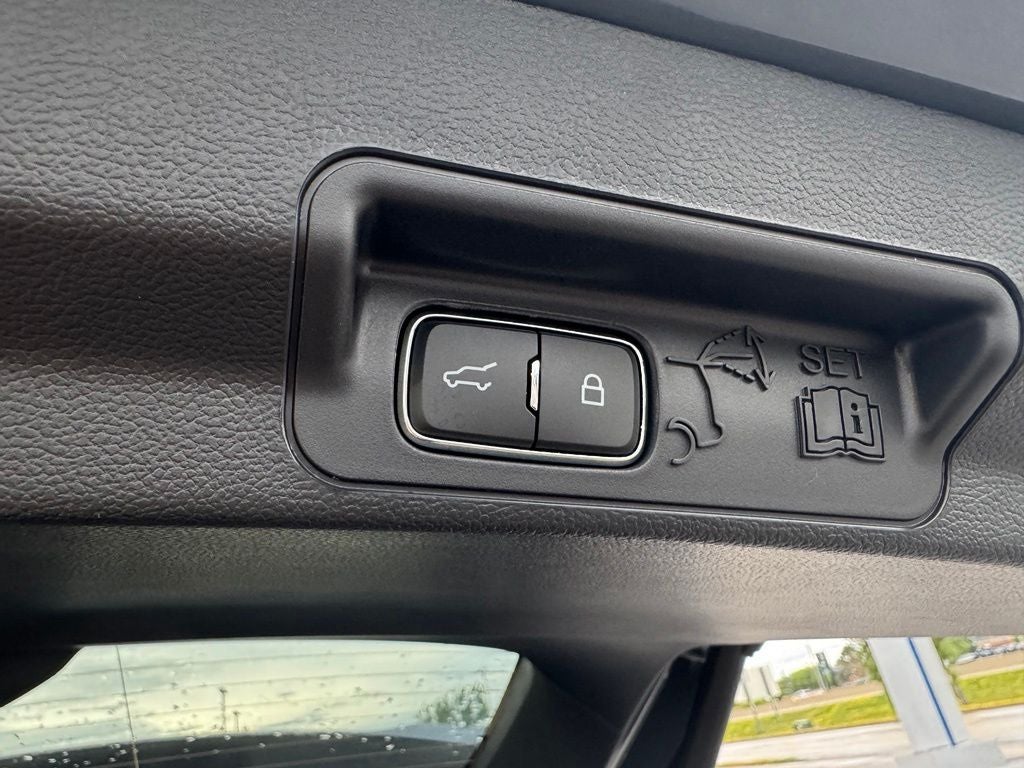 2026 Ford Explorer ST-Line w/Glass Roof + Premium Pkg
