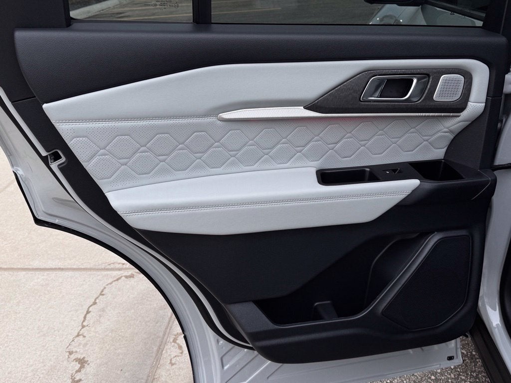 2027 Ford Explorer Platinum w/Panoramic Vista Roof + Ultimate Pkg