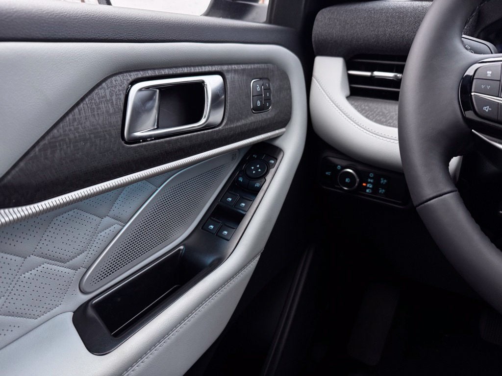 2027 Ford Explorer Platinum w/Panoramic Vista Roof + Ultimate Pkg