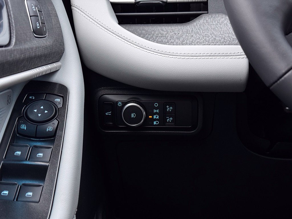 2027 Ford Explorer Platinum w/Panoramic Vista Roof + Ultimate Pkg